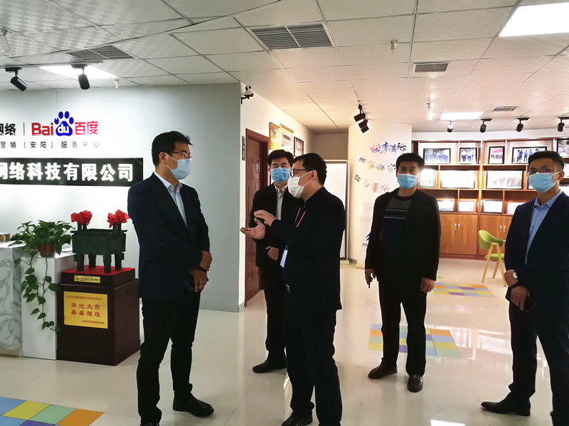 安陽市商務(wù)局副局長張躍勇,攜同天津伍創(chuàng)電子商務(wù)有限公司李富民一行蒞臨安陽青峰網(wǎng)絡(luò)參觀指導?。?>
</a>
</div>
</div>
<div id=